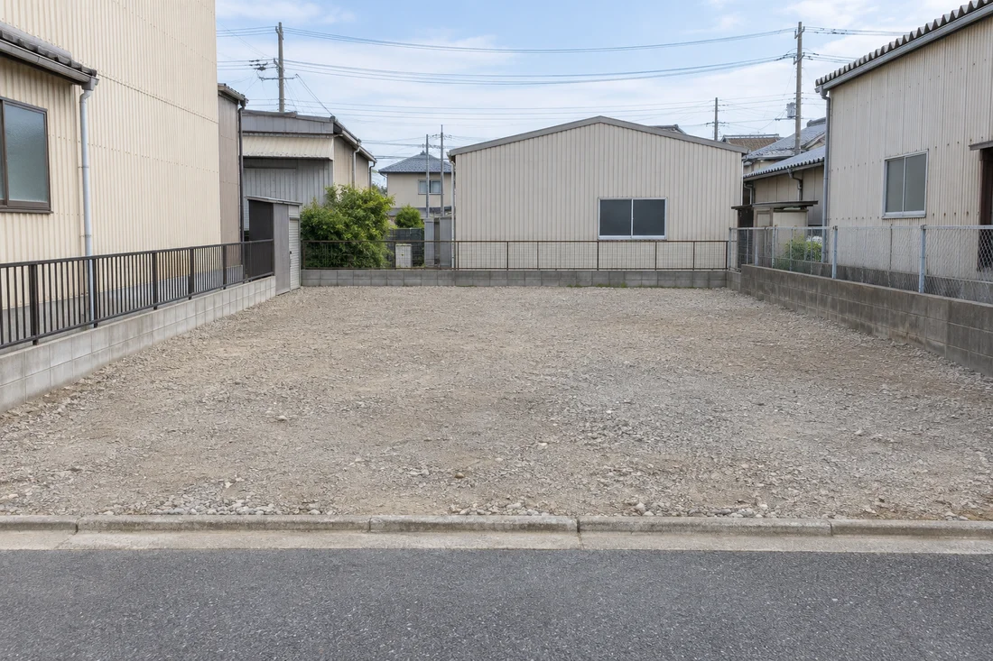 建物や荷物を撤去して片付いた敷地の全景